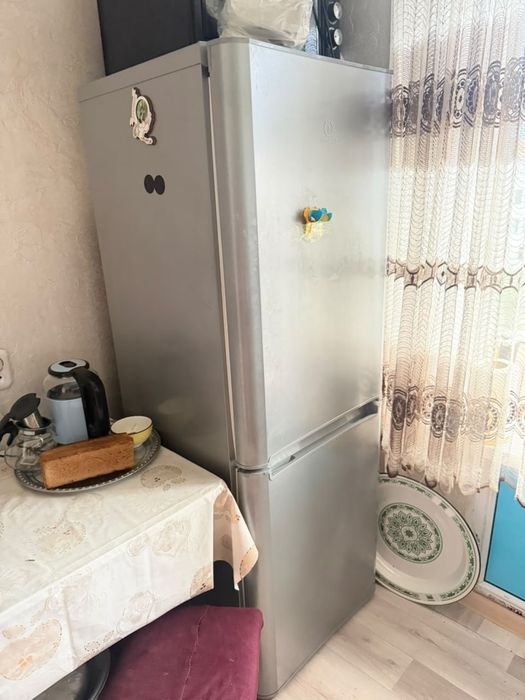 Продам indesit холодильник