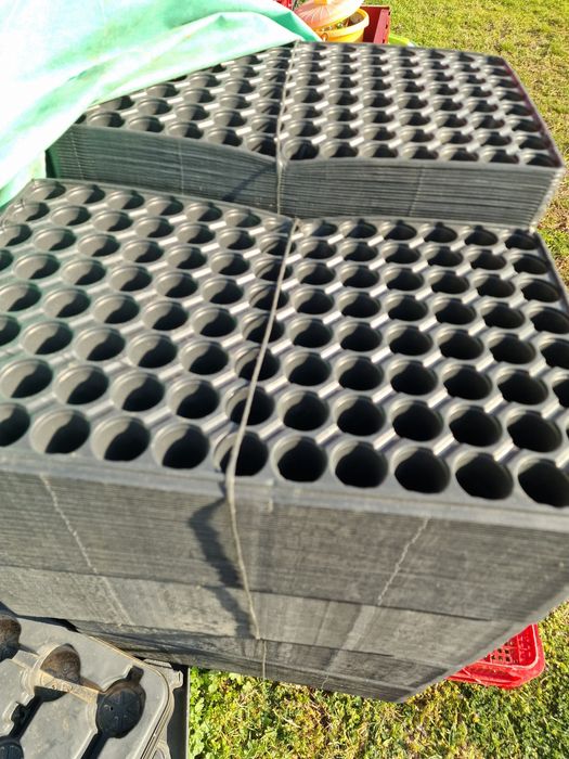 Продавам тави за разсад