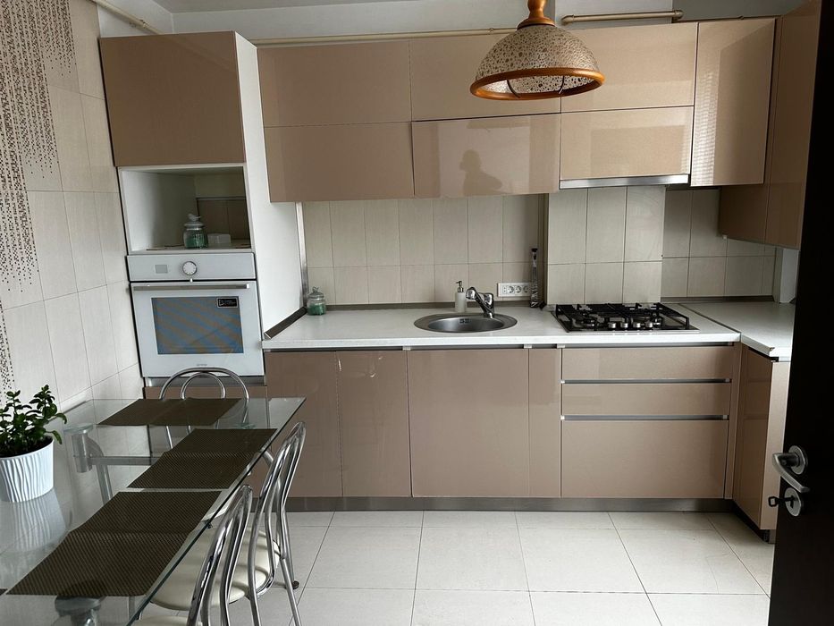 Proprietar,închiriez apartament cu 3 camere,suprafata de 90 metri ,et.1,în Timișoara,zona Lipovei,vis-a-vis de spatiul fostului restaurant  Caprice.