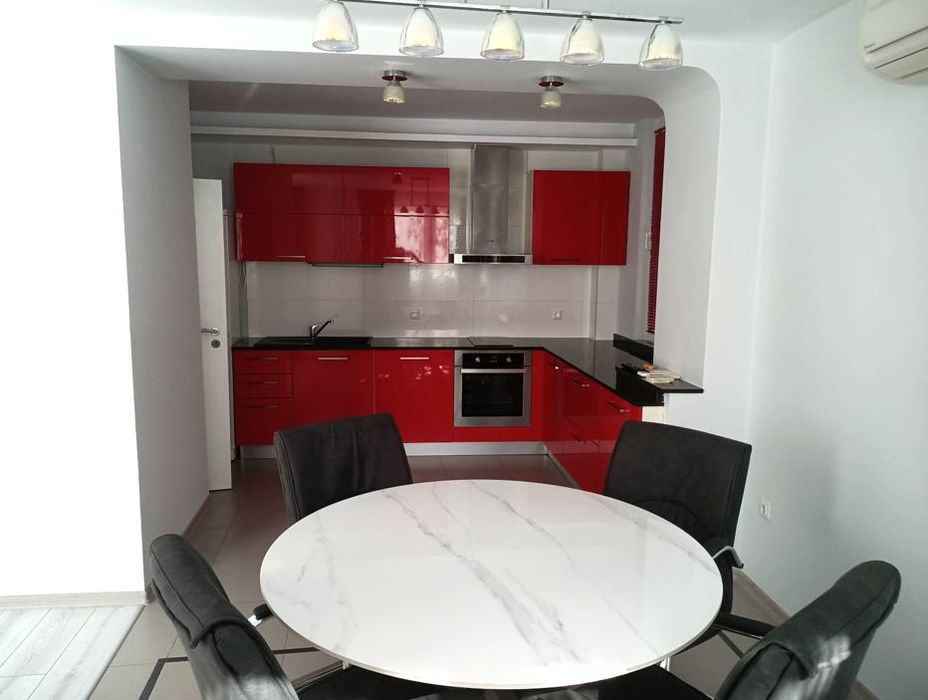 Дава се под наем Тристаен апартамент в Пловдив, Център - 92 кв.м за 700 € - Снимка #1