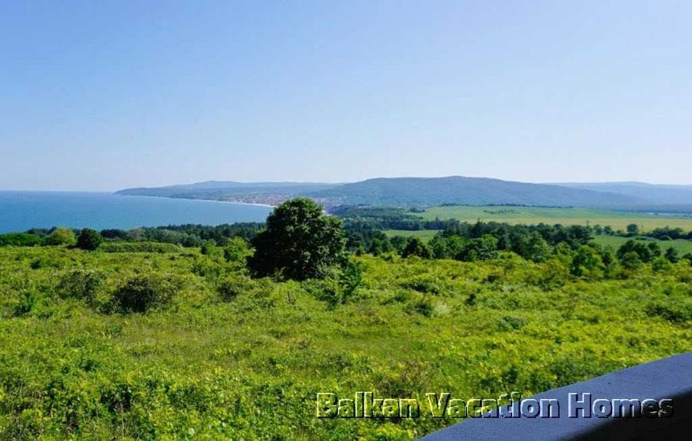 Голям тристаен апартамент с морска панорама в Бяла