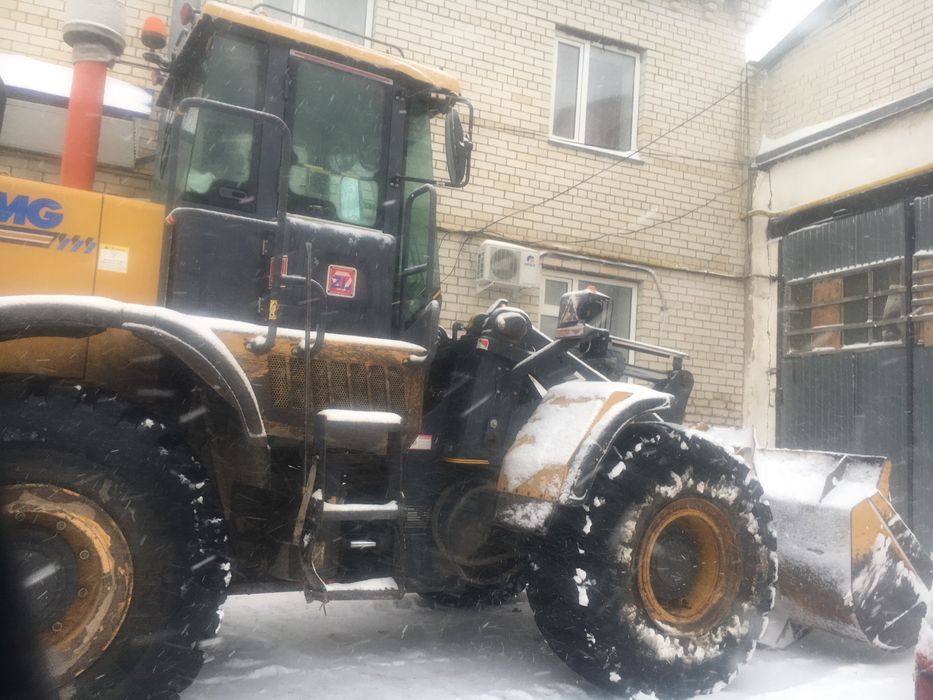 Уборка снега погрузчиком