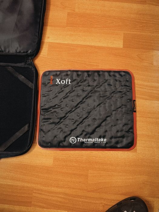 Geantă laptop slim tip husă anti shock cu cooling pad