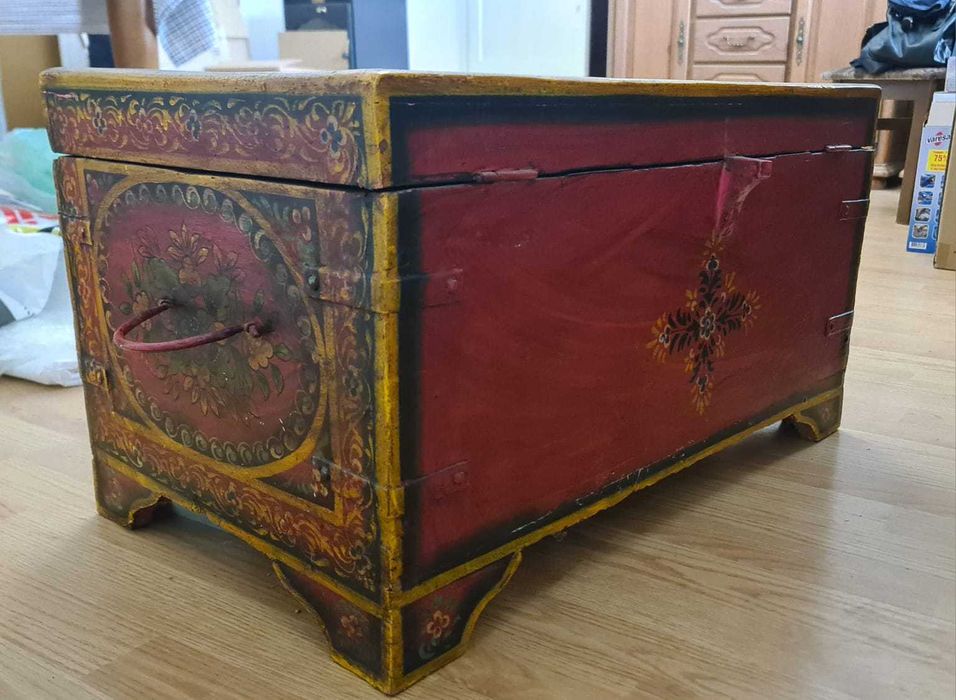 Продавам уникални ръчно рисувани мебели и декорация