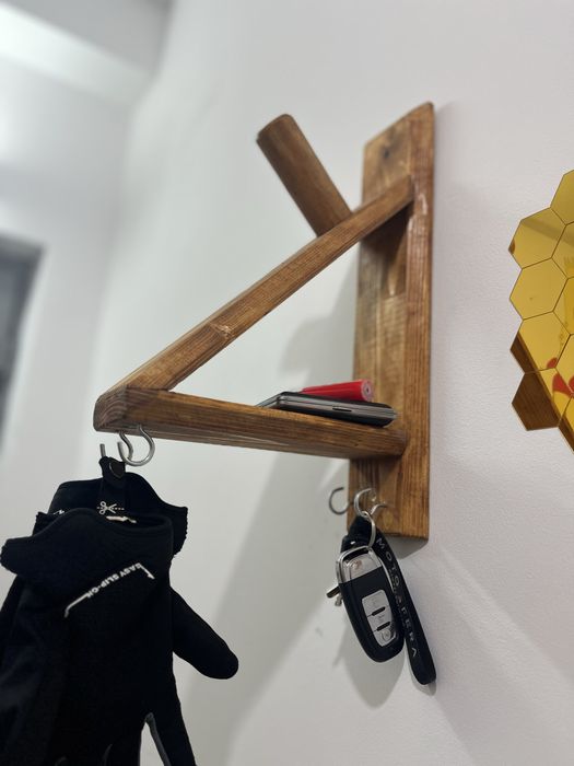 Suport Cască Moto și Echipament – Lemn Masiv de Brad, Realizat Manual