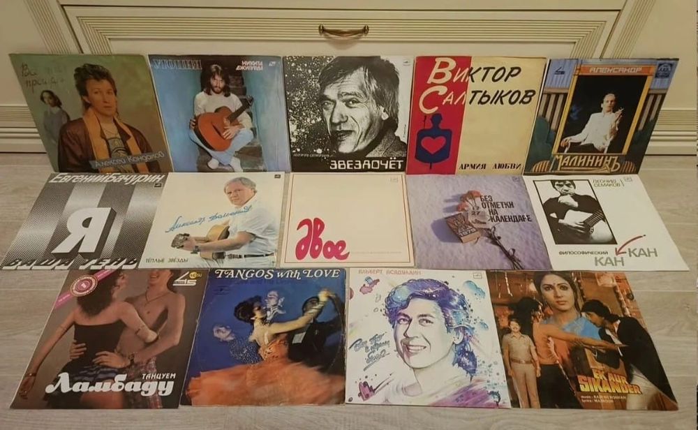 Продаются виниловые пластинки.