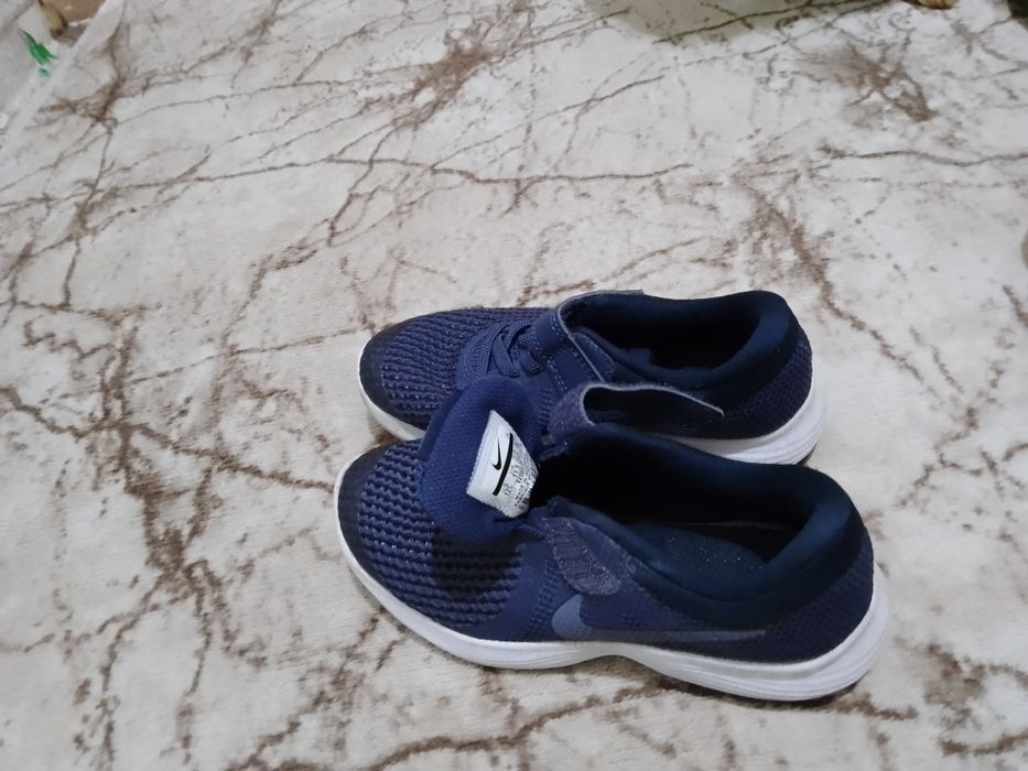 Продавам детски маратонки