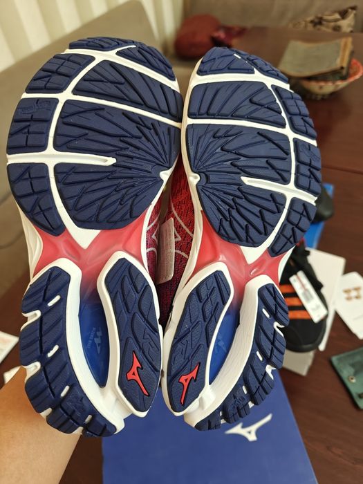 Крутые беговые кроссовки Mizuno