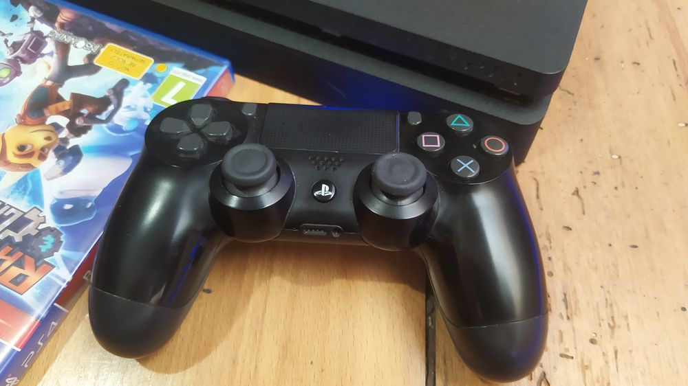 PS4 | PS 4 slim 500 гб + Джойстик + Ratchet & Clank  |  Почистена