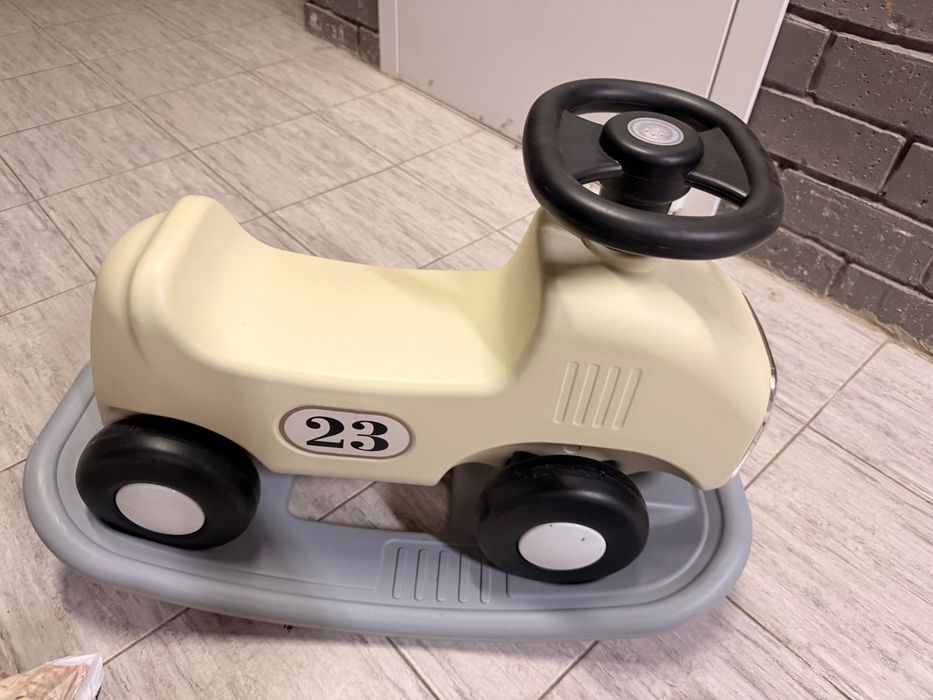 Качалка машинка бежевая