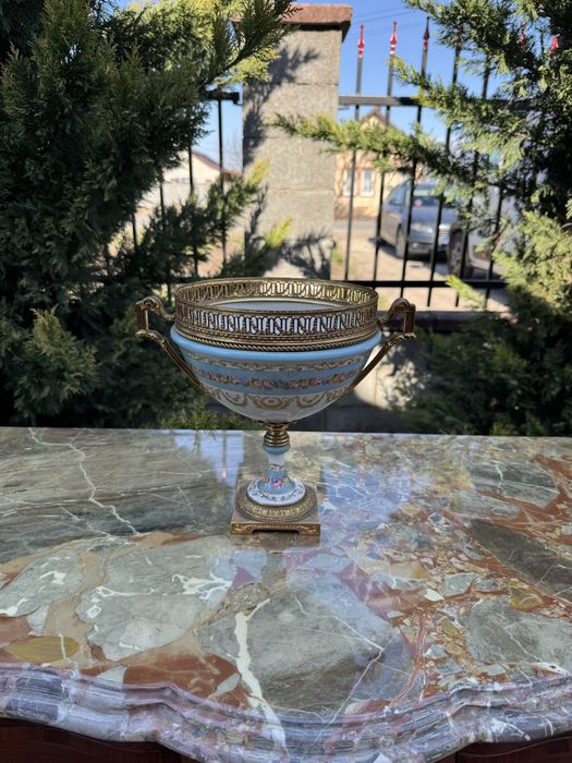 Fructiera din portelan si elemente alama