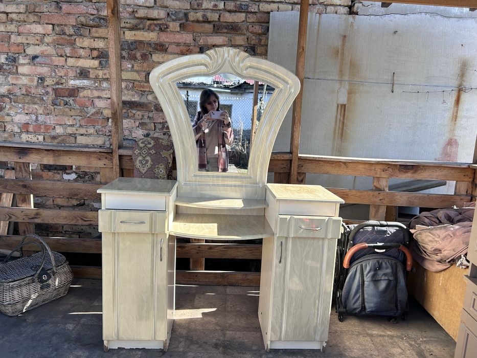 Парфюмерный стол