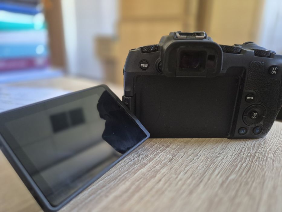 Aparat foto Canon eos R mirrorless + acumulatori si încărcător