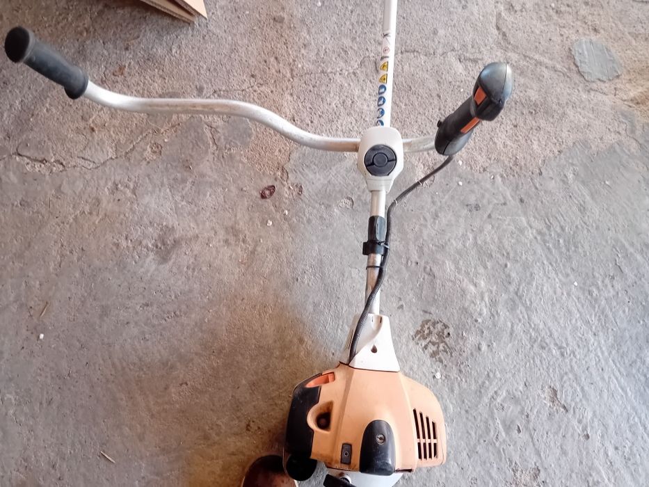 Coasa de tuns iarba  pe benzina in stare buna de funcționare fs 260 c