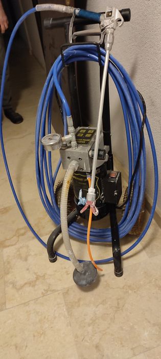 Vând pompă de  zugrăvit