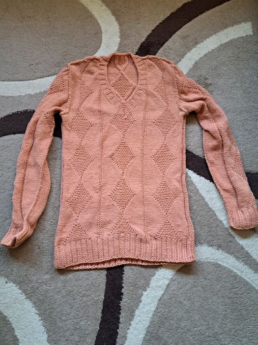 Чисто нов вълнен ръчно плетен пуловер