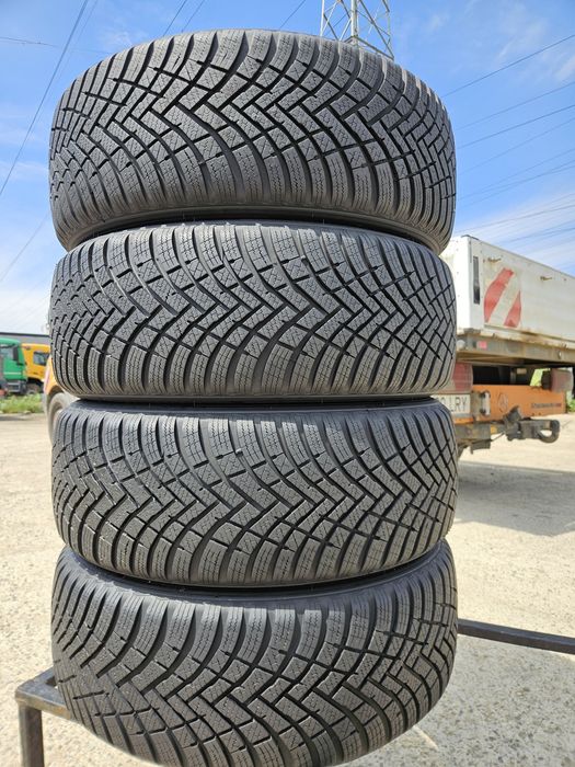 Vând anvelope iarna 215/55/17 215/55r17 HANKOOK