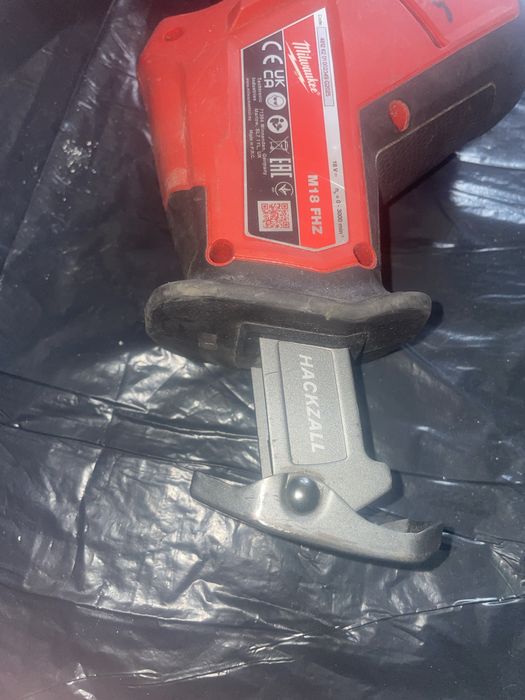 Acesta este un fierăstrău sabie compact Milwaukee M18 FUEL HACKZALL