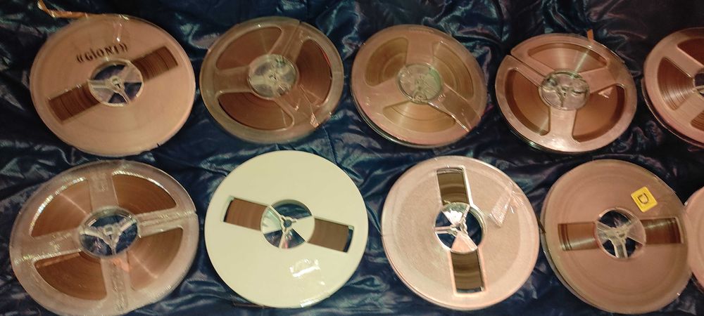 10 role rola magnetofon cu banda 
diametrul la rola 15 cm = 150 RON