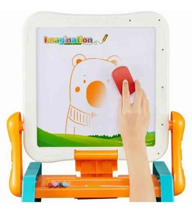 Маленький столик 2 в 1 с конструктором и магнитной доской.