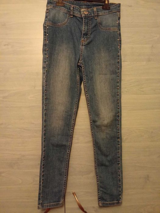 Vand 2 perechi blugi potriviti pentru marimea M - 15 lei/bucata