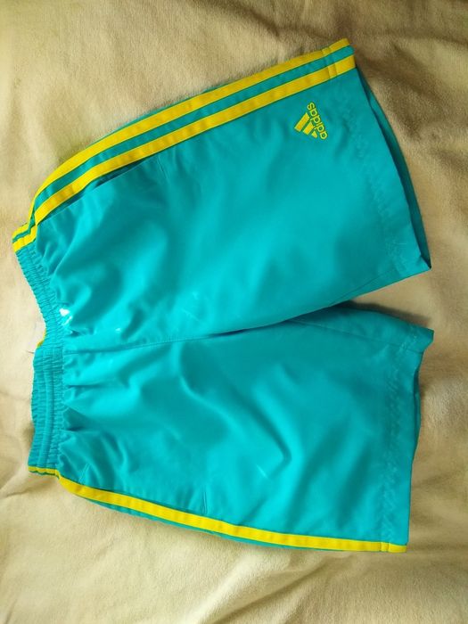 Куртка Adidas детская, шорты и 3 шапки