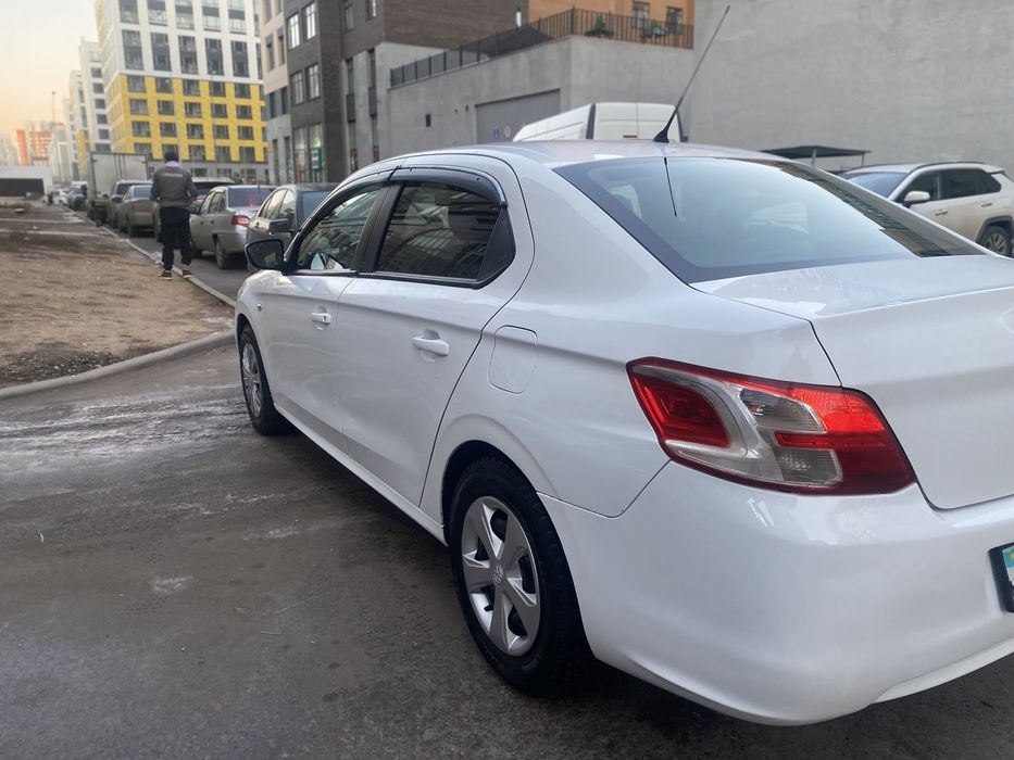 Пежо 301 год 2013  1,6 об