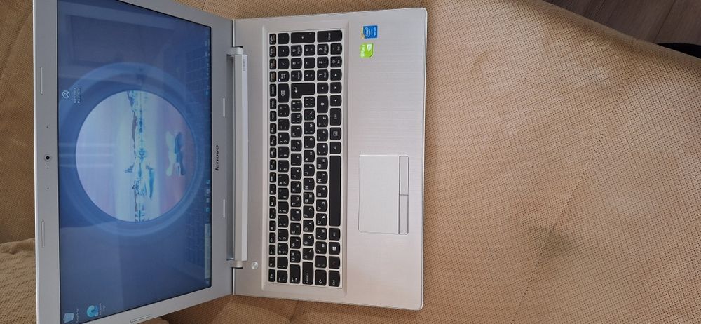 ПРОДАВА СЕ Лаптоп Lenovo