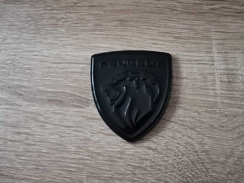 металнa черна емблема Пежо Peugeot с новото лого