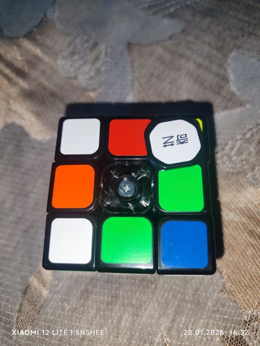 Кубик Рубик новый крутиться очень легко