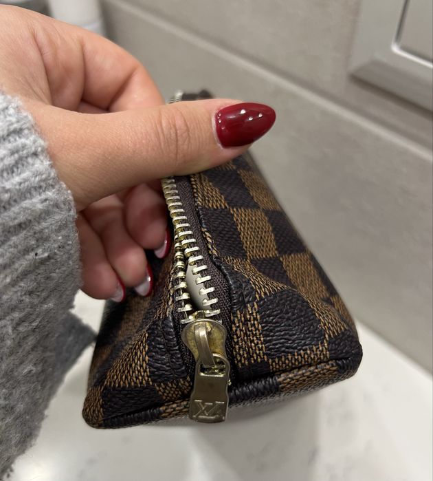 LV несесер за грим