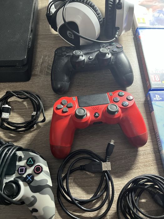 Playstation 4 със 3 джойстика