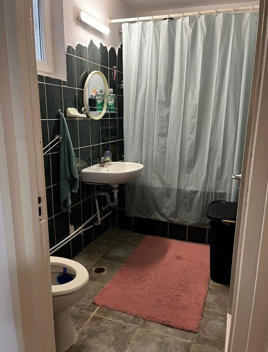 Inchiriez apartament cu 2 camere, in bl.C,vis-a-vis de Liceul Ortodox.