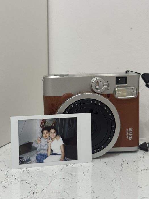 Продам Fujifilm Instax Mini 90 Neo Classic — камера мгновенной печати