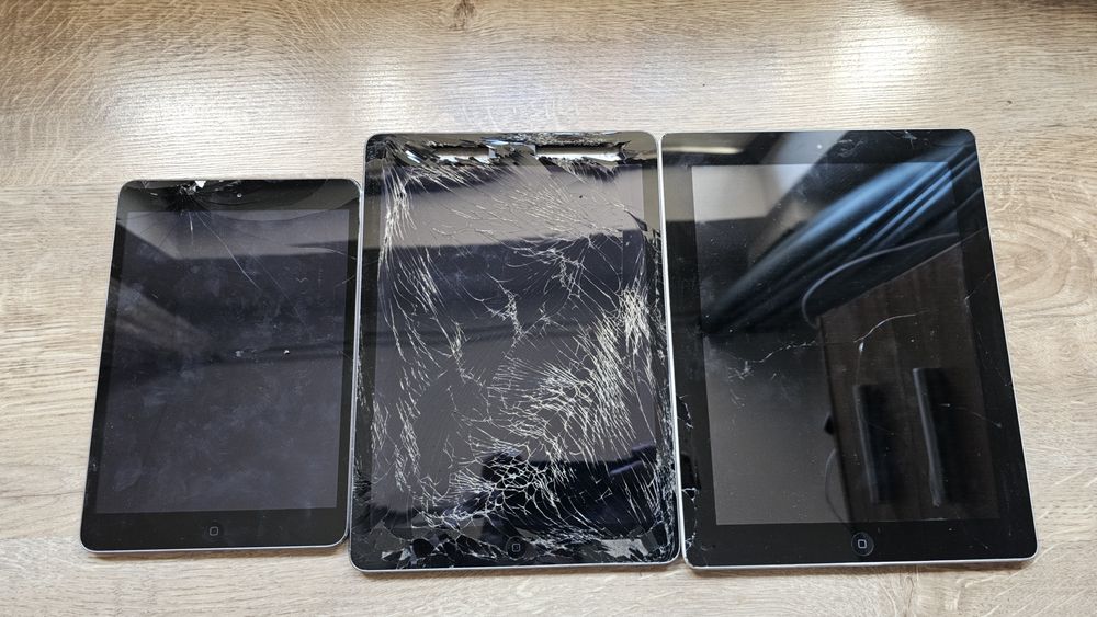 Lot 3 iPad-uri pentru piese