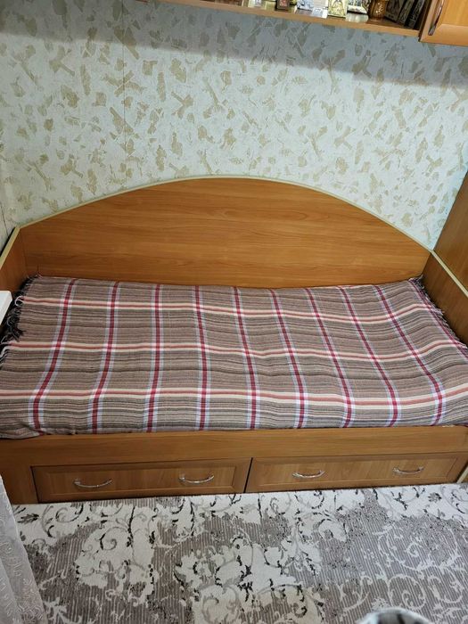 Продам кровать с ящиками для хранения.