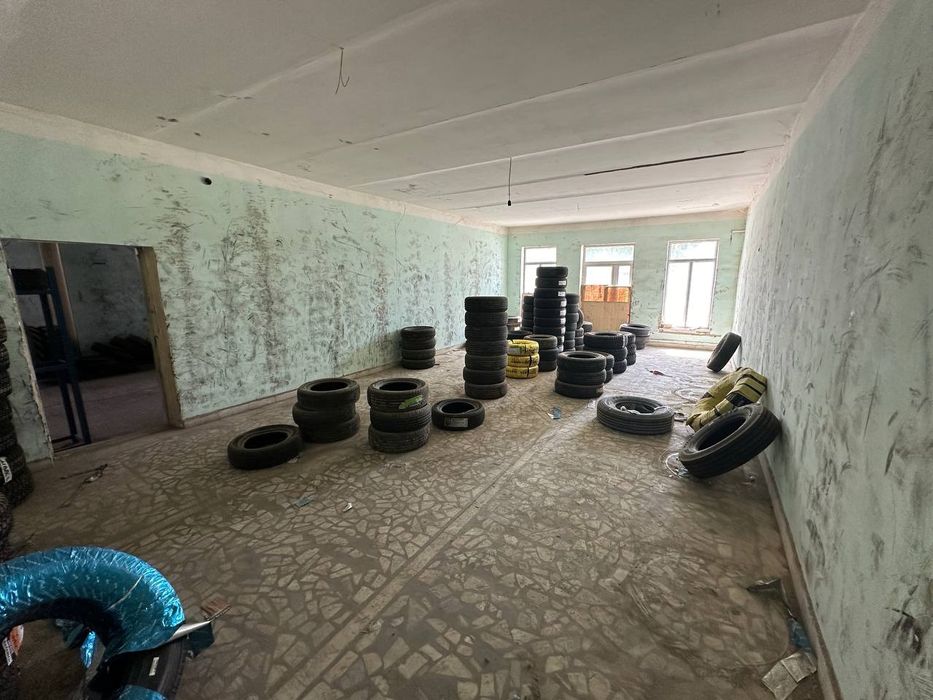 Сдается в аренду помещение 700 КВ.м вдоль оживленной трассы .