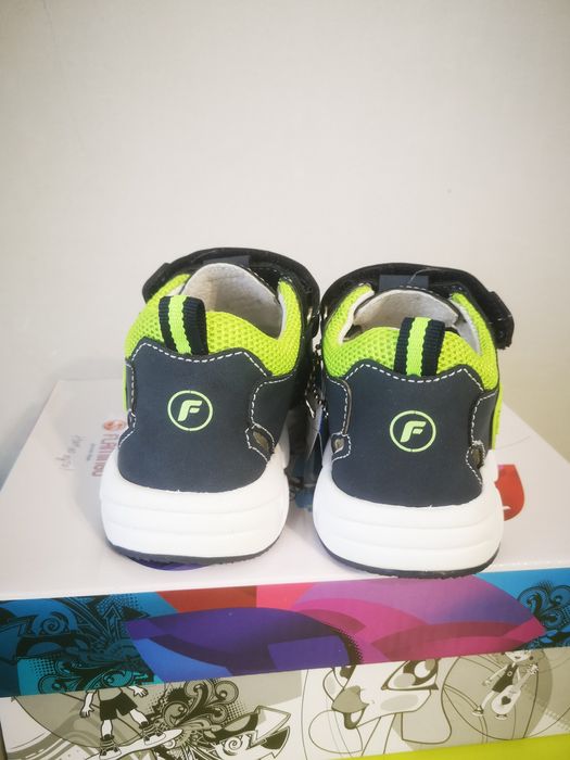 Продам сандалии для мальчика