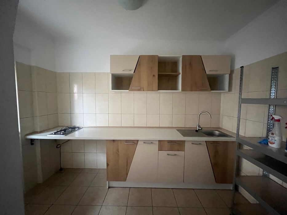 Închiriez casă la curte sector 5