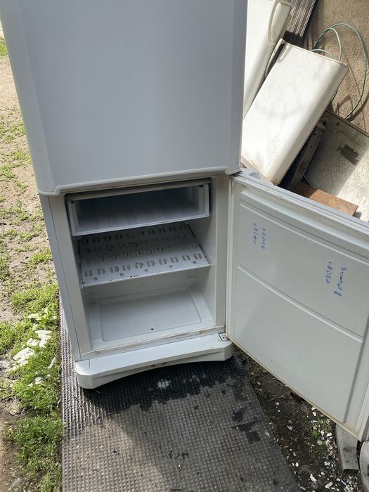 Продам двухкамерный холодильник Indesit