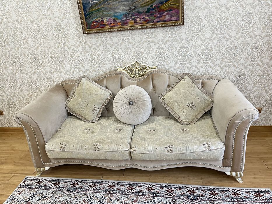 Диван для зала и гостинной+ 3 подушки.