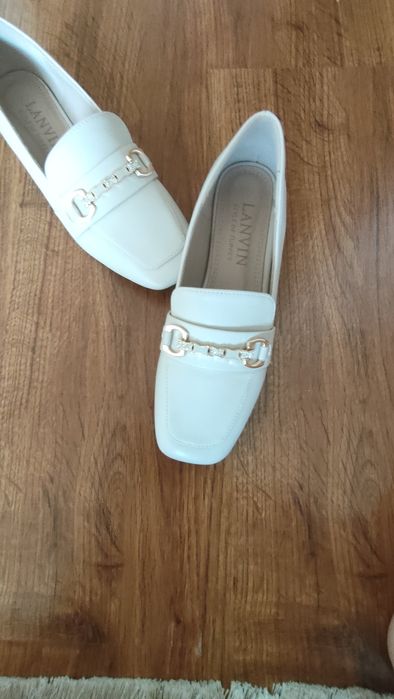 Белые туфли от бренда Ланвин