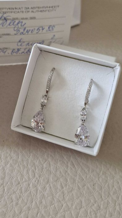 Сребърни висящи обеци с капковиден цирконий
