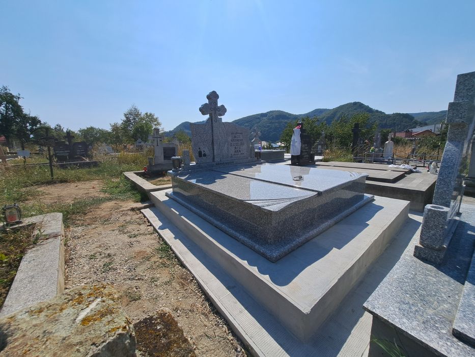 Executam Monumente Funerare din marmura granit și mozaic