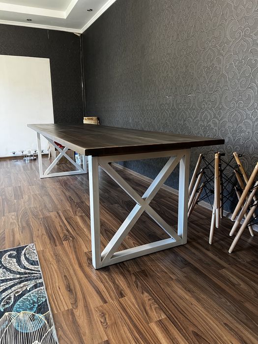 Большой стол для гостиной