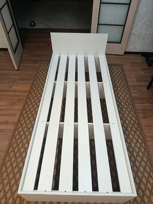 Продам только  кровать без матраса