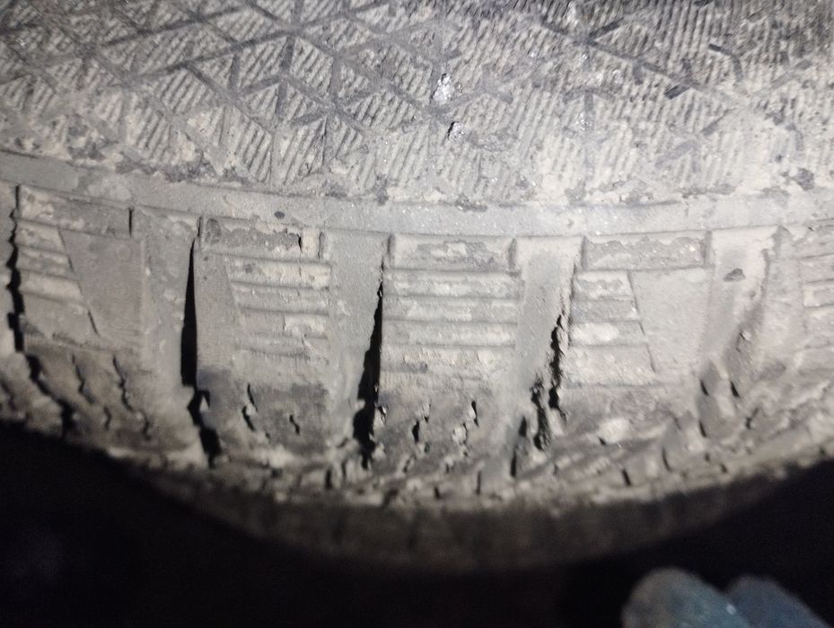 Колёса авто  стаяли на бмв