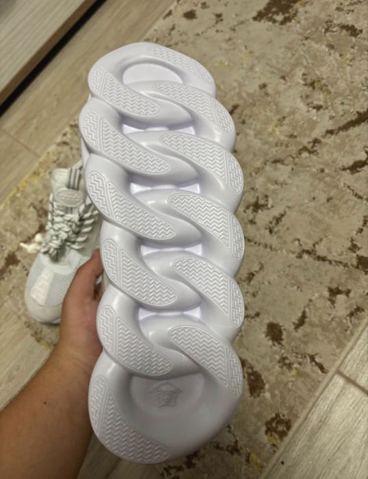 Versace chain reaction