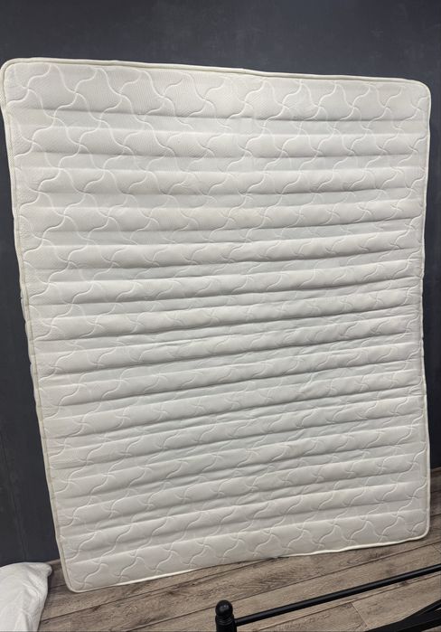 Продам двуспальную кровать с матрасом