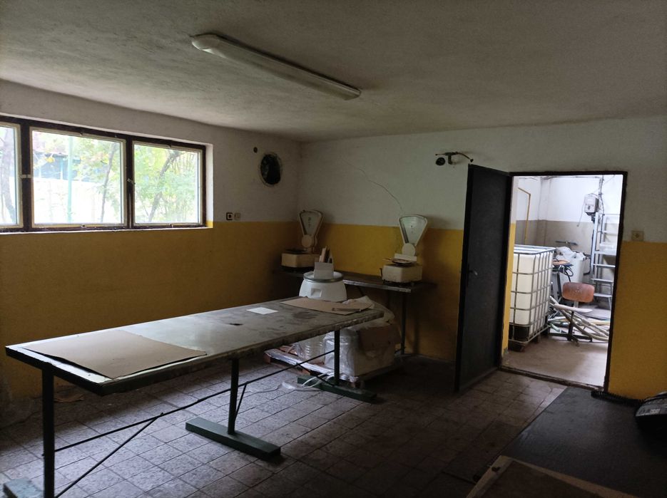 Дава се под наем Промишлена сграда в Пловдив, Въстанически - 200 кв.м за 510 € - Снимка #1